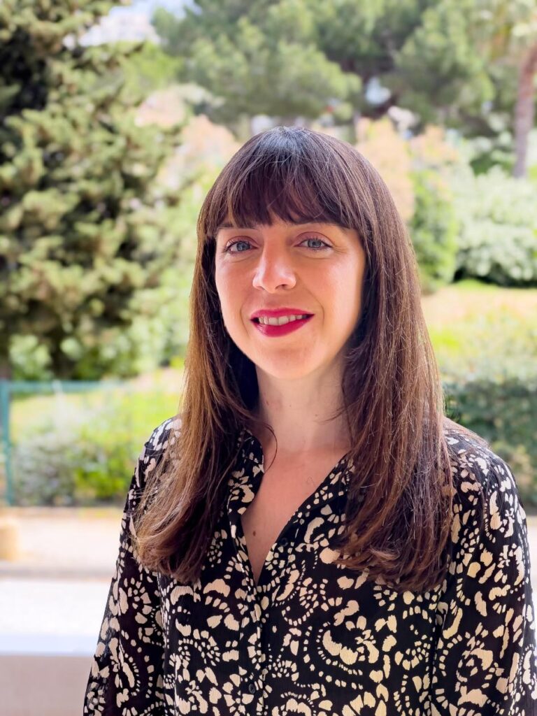 Photo-portrait de Magali Jacques, attachée de presse aux éditions Larousse Pratique. C'est elle qui s'occupe de la promotion des livres à enjeux dans les différents médias.