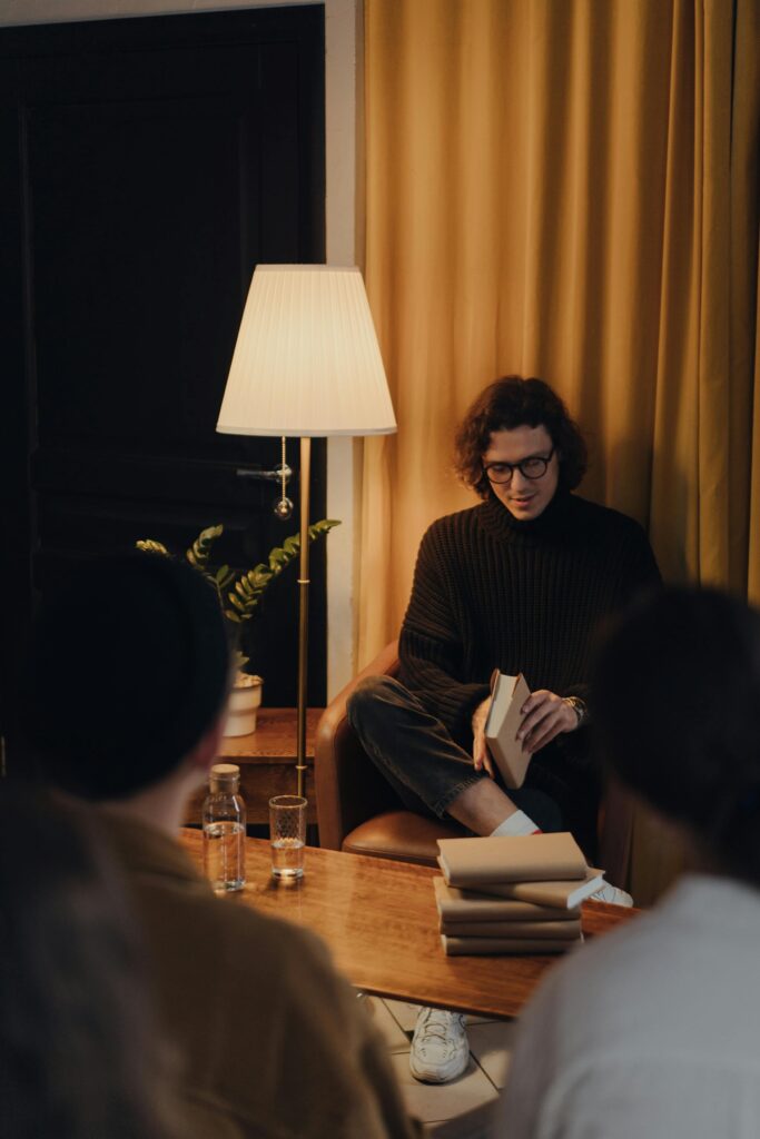 Publier son livre en maison d'édition, c'est aussi rencontrer ses lecteurs et lectrices pour promouvoir son ouvrage
