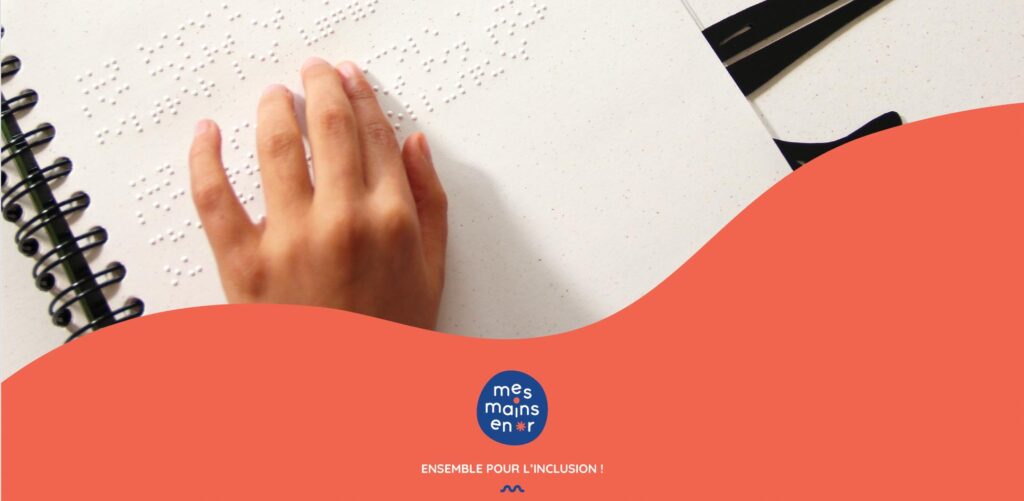 Un enfant lit un texte en braille en suivant le braille avec les doigts