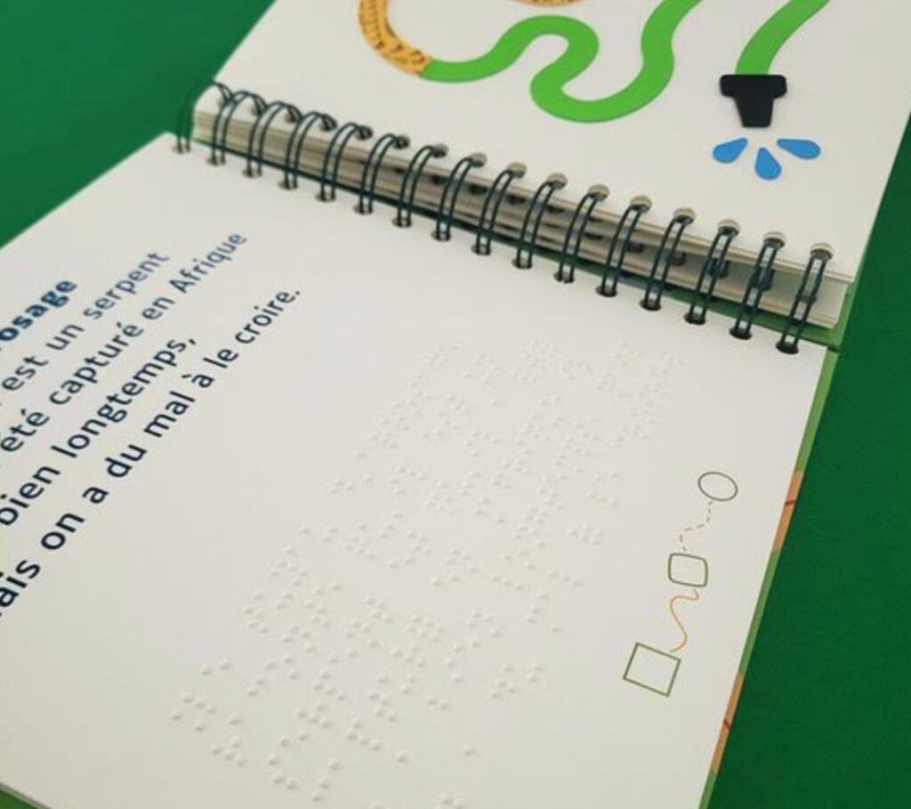 L'intérieur d'un livre adapté et tactile