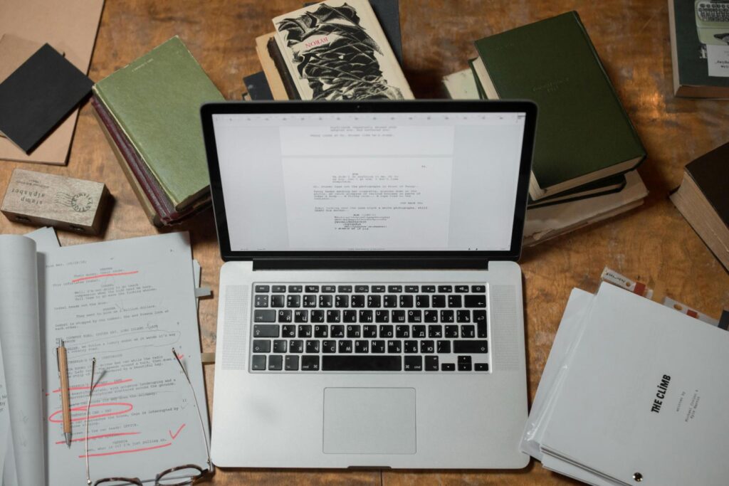 Bien préparer l'envoi de son manuscrit aux maisons d'édition est essentiel pour mettre toutes les chances de son côté en tant qu'auteur·e
