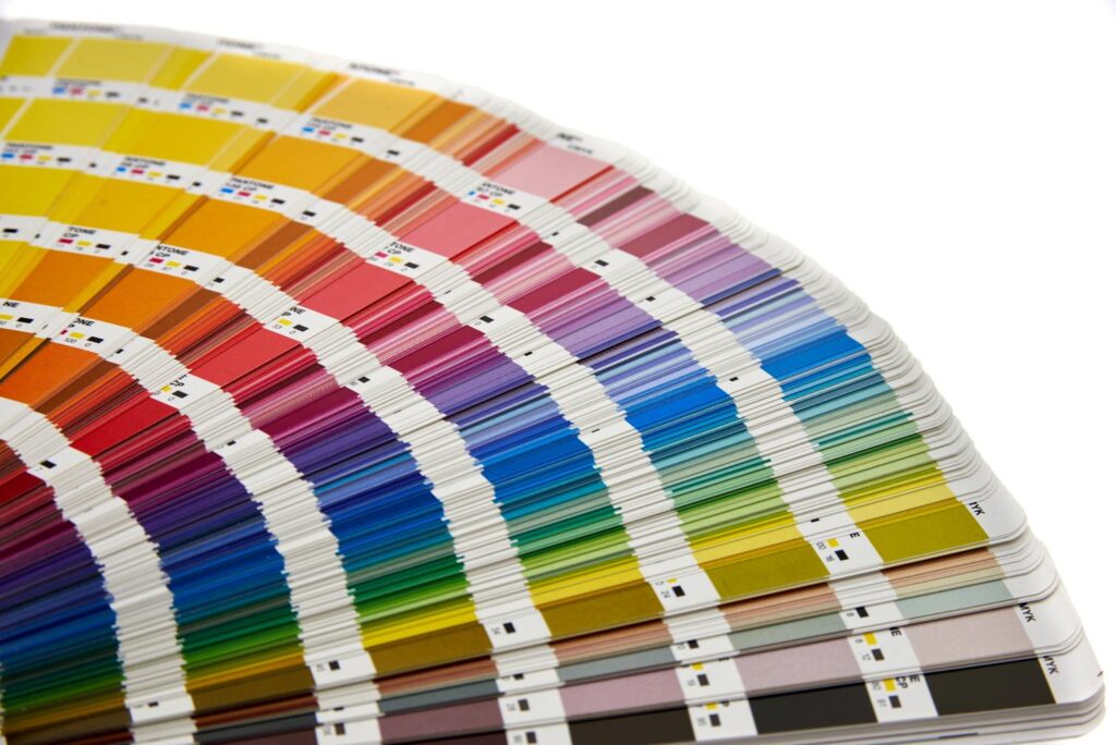 Un pantonier ouvert, l'on peut voir la multitude de couleurs proposées