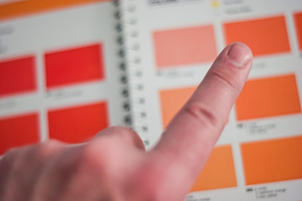 un pantonier sous forme de livre à spirales. Chaque couleur a son code de référence