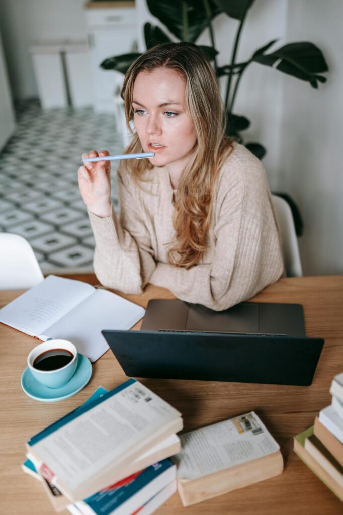 Écrire un livre bien-être requiert de prendre le temps de bien poser à qui on s'adresse et comment lui transmettre au mieux son expertise, de façon claire et structurée